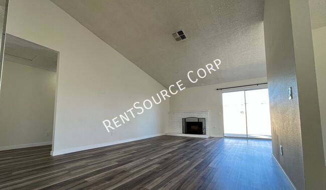 Building Photo - 3 Bedroom 2 Bath Home For Rent in Palmdale