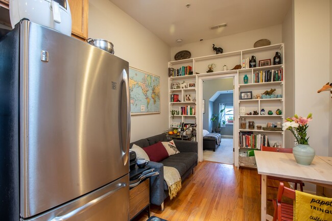 Building Photo - Sunny 2 BR/2 BA Condo in Columbia Heights!