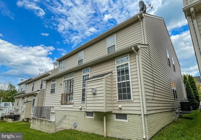 Building Photo - 9910 E Hill Dr