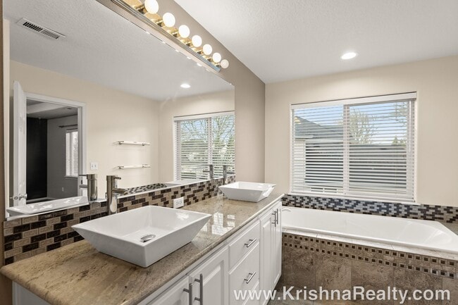 Building Photo - Lovely 4 BD | 3 BA | Corner Lot | Single-Family Home | Arbor Ridge Neighborhood | Spectacular Loc...