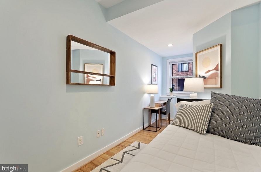 Building Photo - 302 Todd Pl NE