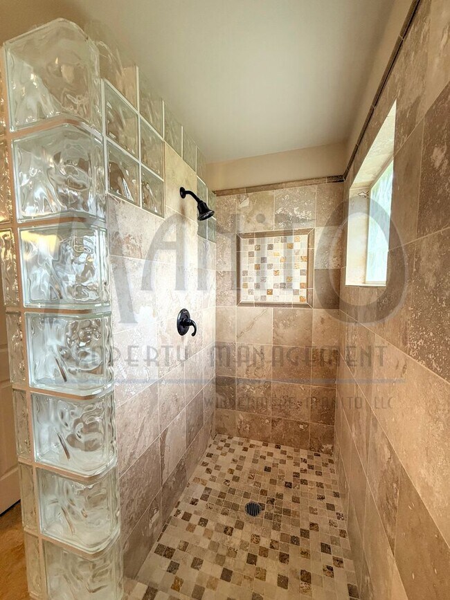 Building Photo - Elegant and Spacious Home