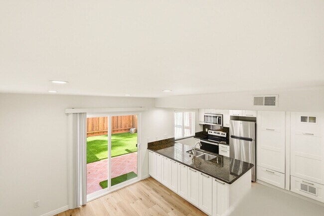 Building Photo - Remodeled 3bd/2.5bath steps from beaches, Racetrack, and Cedros Design district
