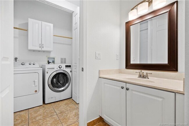 Building Photo - 2736 SW Butterfly Ln