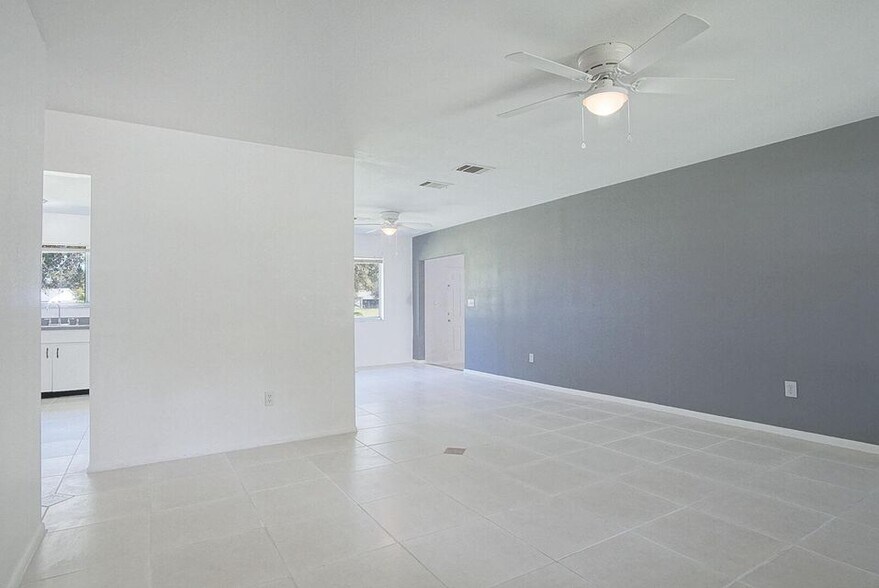 Building Photo - 737 SW Belmont Cir