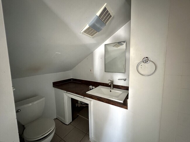 Building Photo - 84 Guilden St