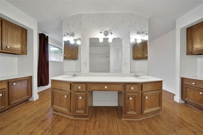 Building Photo - 626 Park Knoll Ln