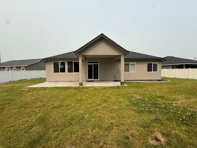 Building Photo - Beautiful Three Bedroom in Pasco Near Chiawana High School