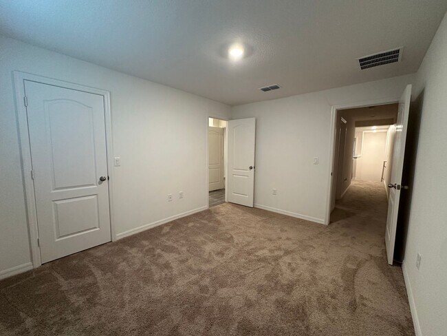 Building Photo - 3BR Townhome in Tavares with Open Floor Plan & Community Playground