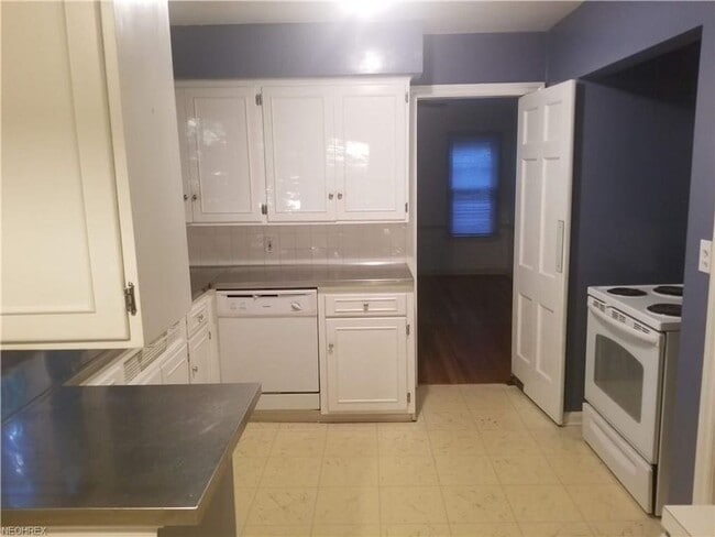 Building Photo - 4 Bed 3.5 Bath in Cleveland Heights - You ...