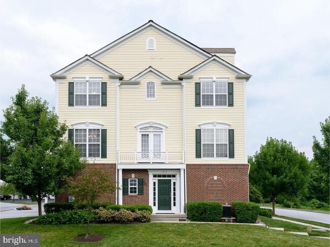 Building Photo - 1910 Cavalier Ln