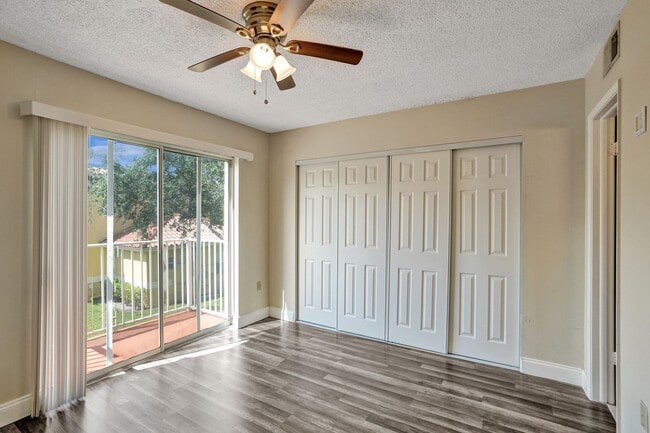 Building Photo - Townhouse with 2 Beds, 2.5 Baths, In-Unit Washer/Dryer, and Private Backyard