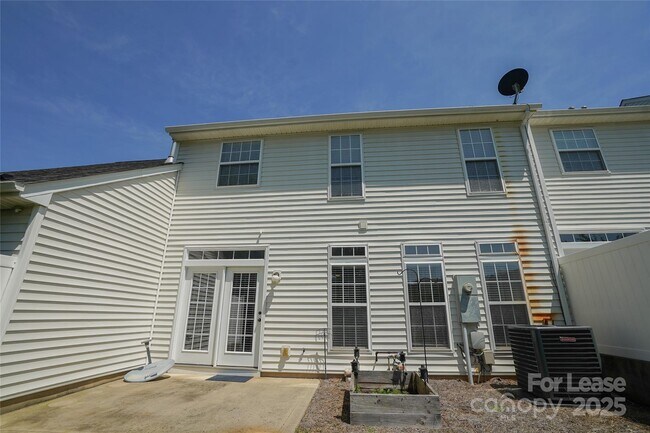 Building Photo - 6021 Queens Walk Ct