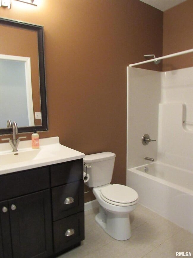 Building Photo - 405 E Palace Row