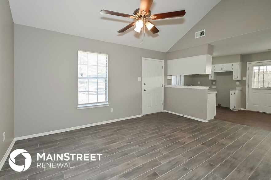 Building Photo - 4568 Summer Creek N