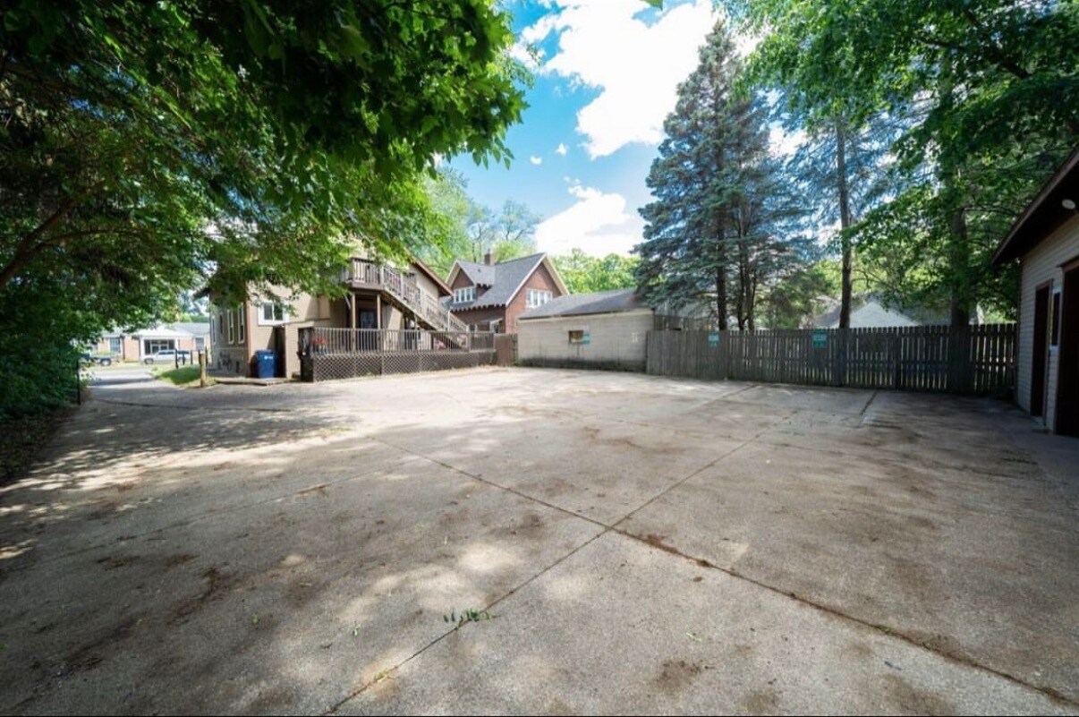 Building Photo - 2551 Eastern Ave SE