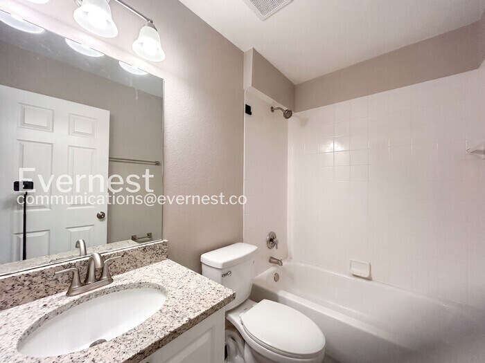 Building Photo - 3435 Village Green Ct