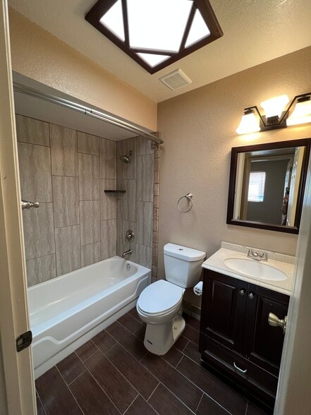 Hall Bathroom - 635 S Vía Entrada