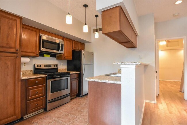 Building Photo - 10855 Meadowglen Ln