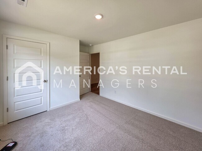 Building Photo - 556 Saddlewood Bnd