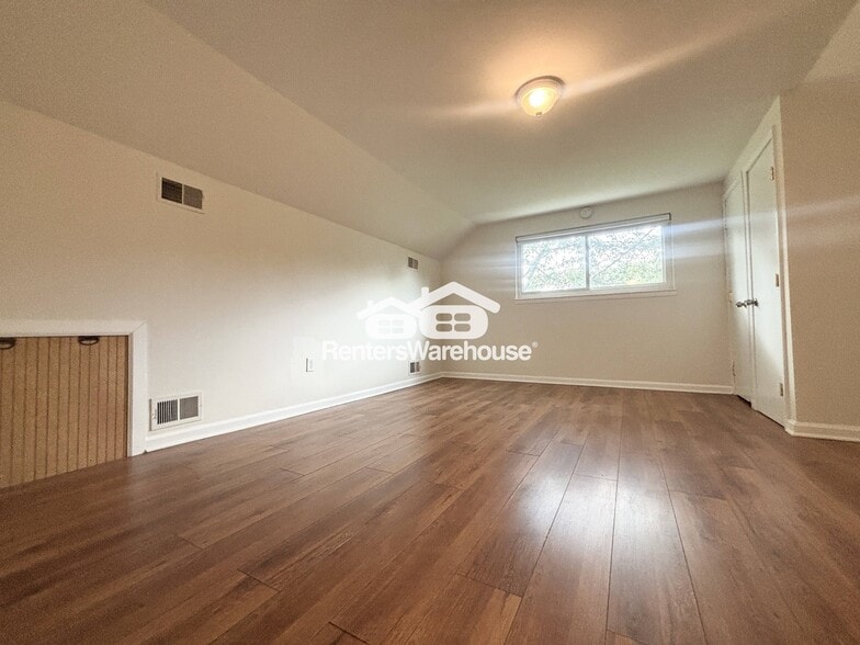 Building Photo - 305 Charlton Ct