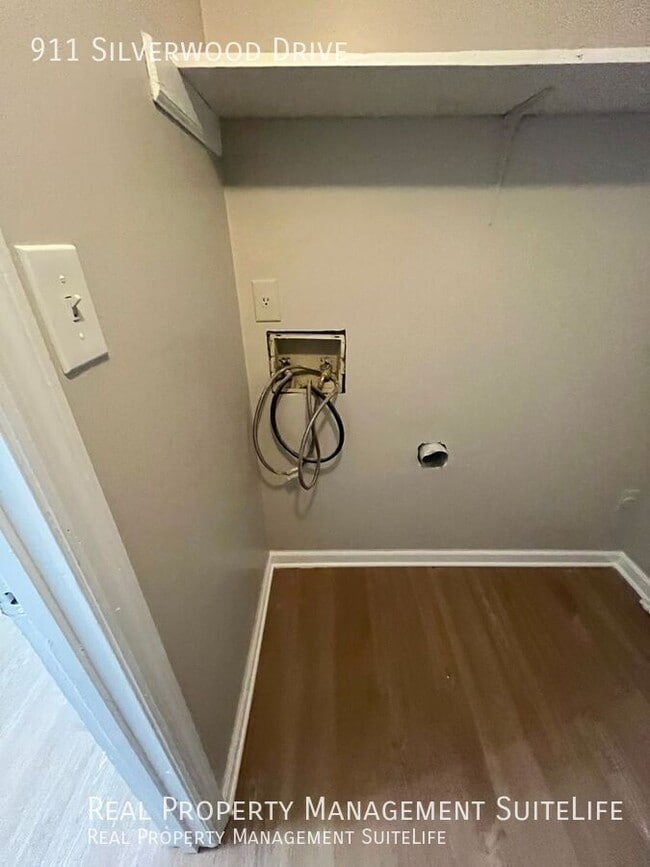 Building Photo - 911 Silverwood Dr