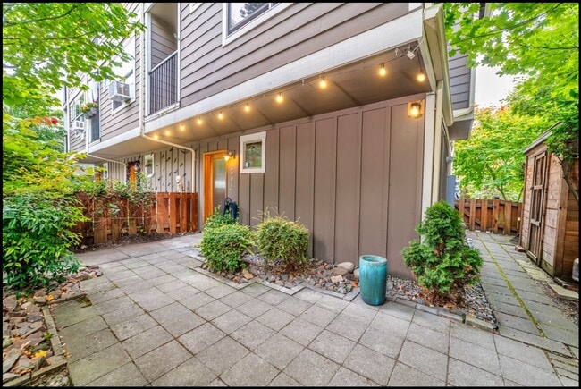 Building Photo - Beautiful 2BR/1.5BA Corner Townhome in the...