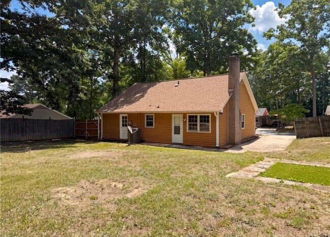Building Photo - 4708 Chaucer Dr