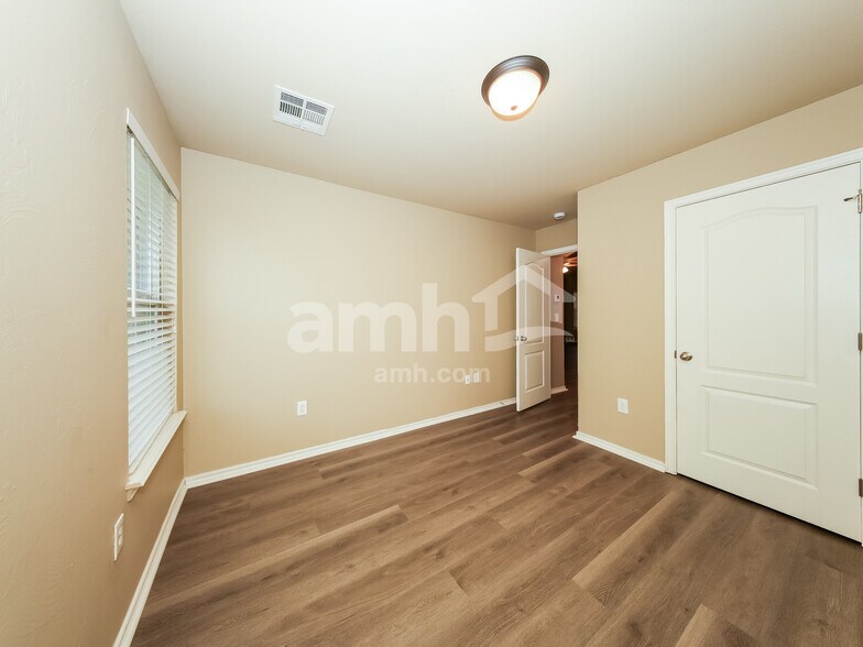 Building Photo - 613 E Juniper Ln