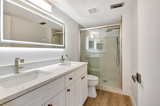 Building Photo - 14360 Strathmore Ln