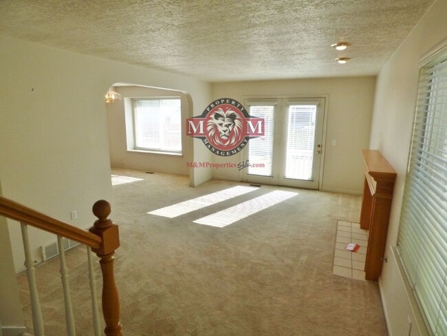 Building Photo - Great 3 Bed 2.5 Bath Twin Home