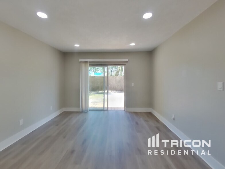 Building Photo - 6825 Mitchell Cir