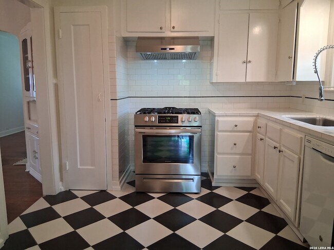 Building Photo - 315 W Ridgewood Ct