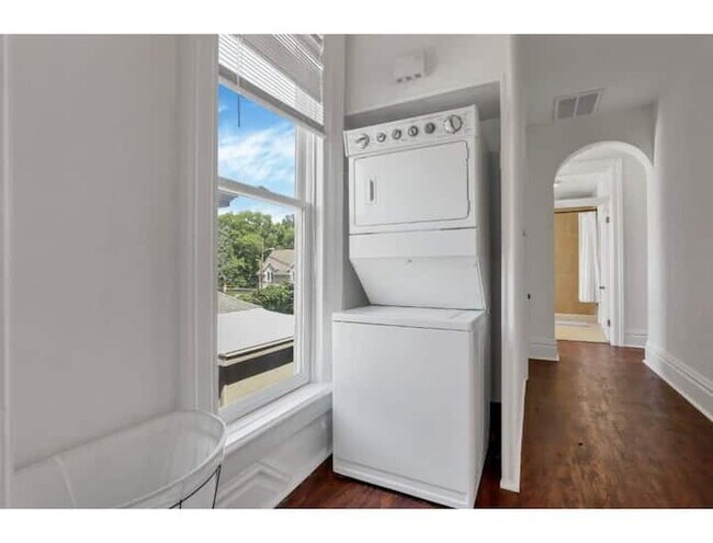 Building Photo - The Artist's Apt. | 2BR | Short North | +Parking