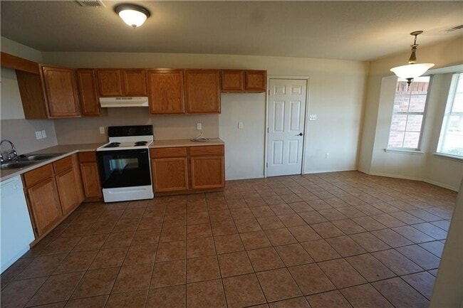 Building Photo - 3 Bedroom 2 Bath House, Total Electric, Tw...