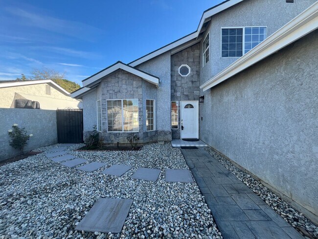 Building Photo - Reseda 4+3 w/fireplace, vaulted ceilings, new flooring, solar panels, + pool!