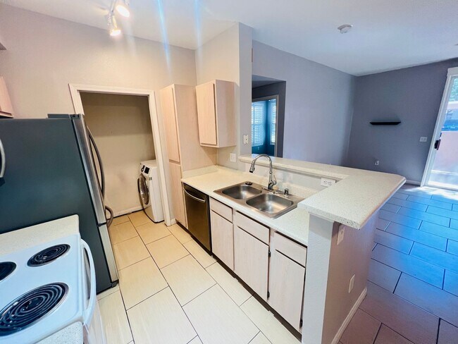 Building Photo - 2 Bed downstairs unit