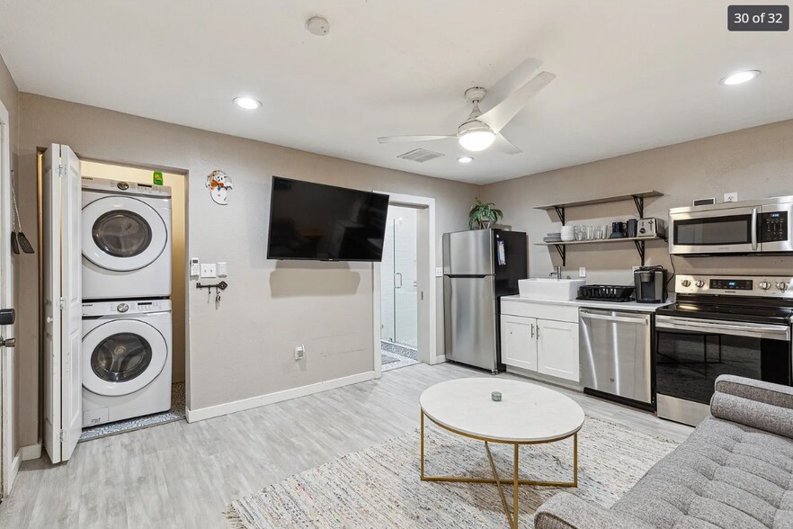 Building Photo - 318 S Montreal Ave