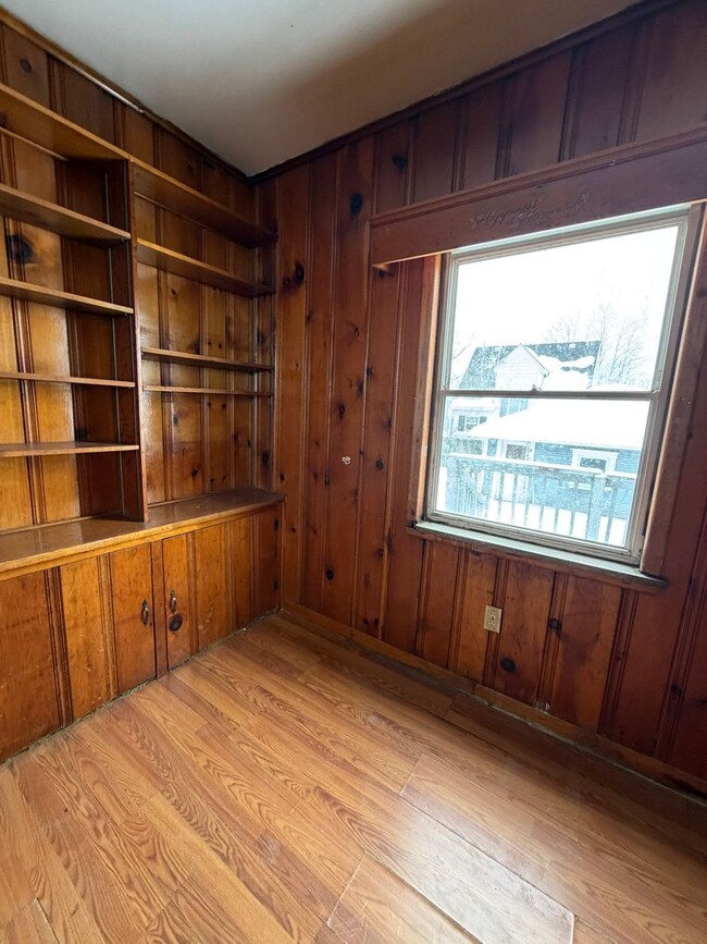 Building Photo - Three Bedroom House w Two Car Detached Garage