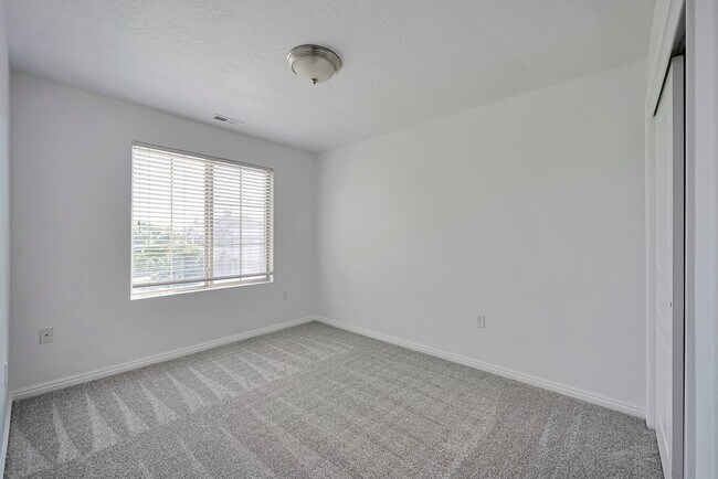 Building Photo - Beautiful 3 Bed Ivory Ridge T/home w 2 car...