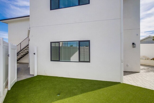 Building Photo - Beautiful downstairs unit 3bed/2 ba now available! Private Patio!! Marketing Description