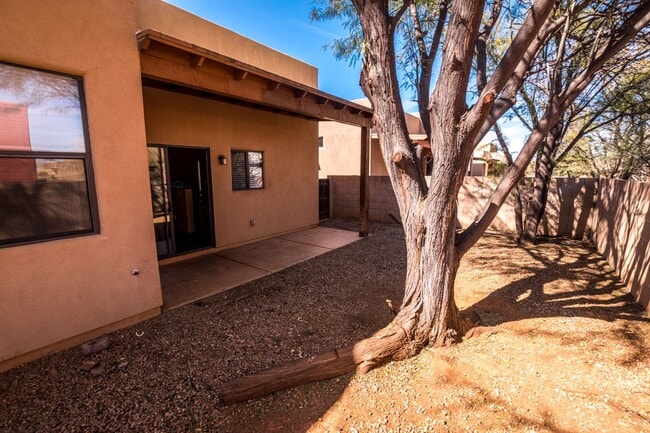Building Photo - 3 Bedroom, 2 Bath Sante Fe, 2 Car Garage, ...
