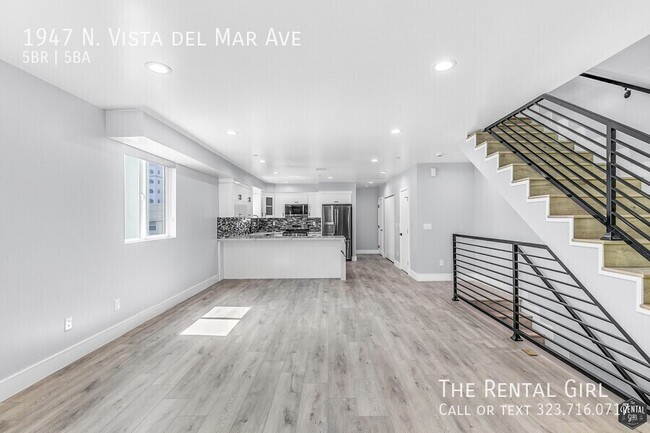 Building Photo - Hot-to-Go 5BR Townhome in Hollywood Dell w...