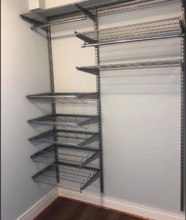 Building Photo - Short Walk to the Wharf! - Professionally Managed  and Spacious 1BR With Monument Views