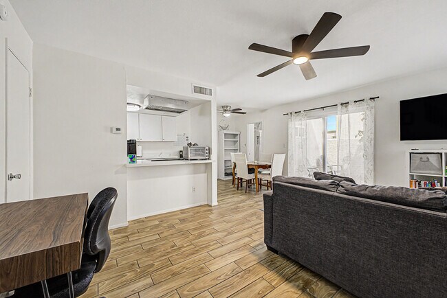 Building Photo - 8111 E Glenrosa Ave