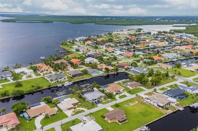 Building Photo - 105 Sinclair St SE