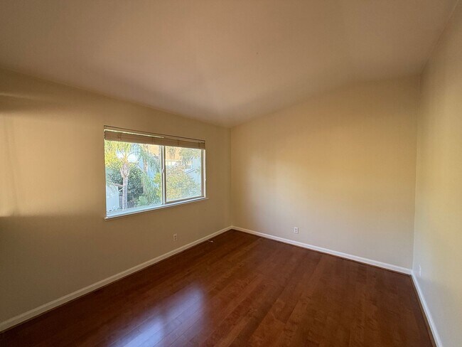 Building Photo - 5 bedrooms located in Redbridge Gated Community!