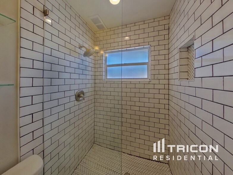 Building Photo - 1906 Radcliffe Dr N