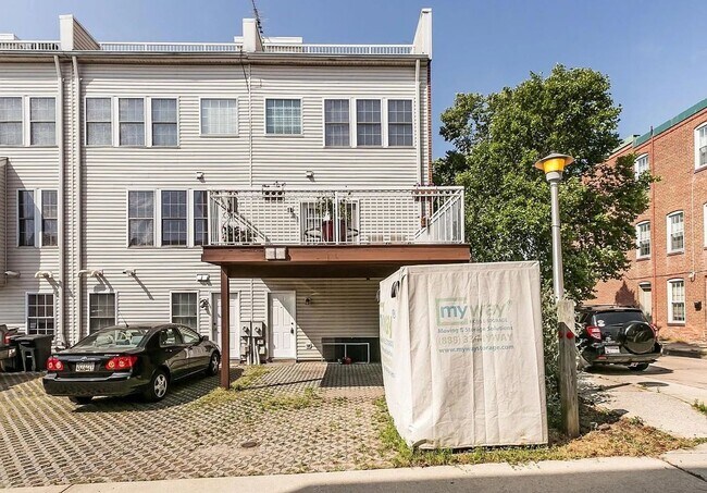 Building Photo - 3BR/4BA End-Unit Townhome with Rooftop Dec...