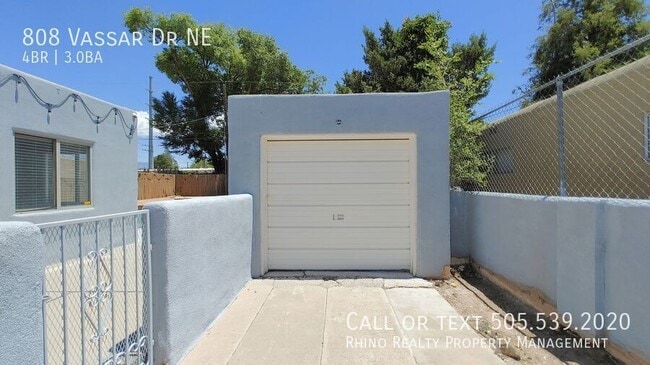 Building Photo - 808 Vassar Dr NE